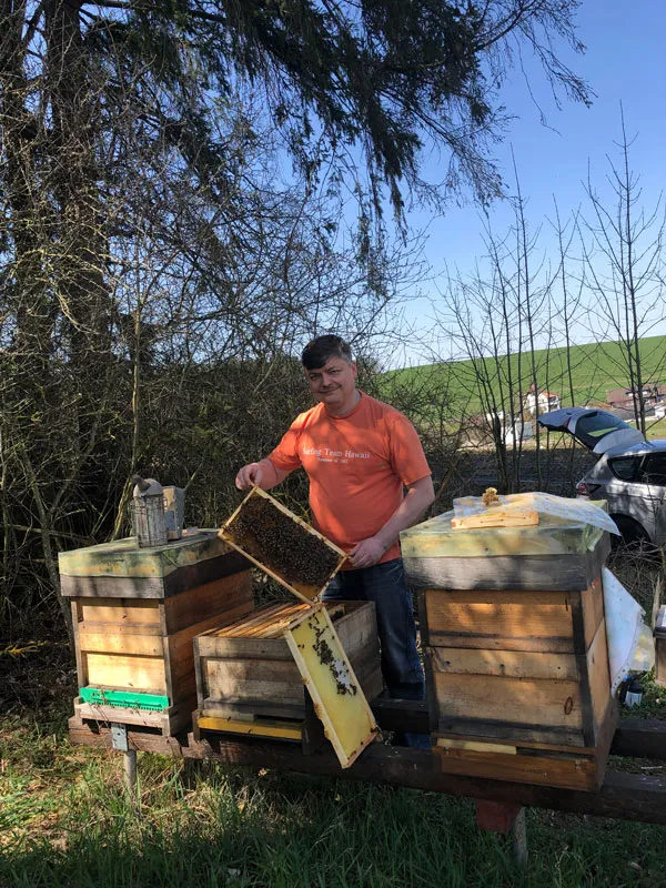 Oleg Oswald bei seinen Bienen